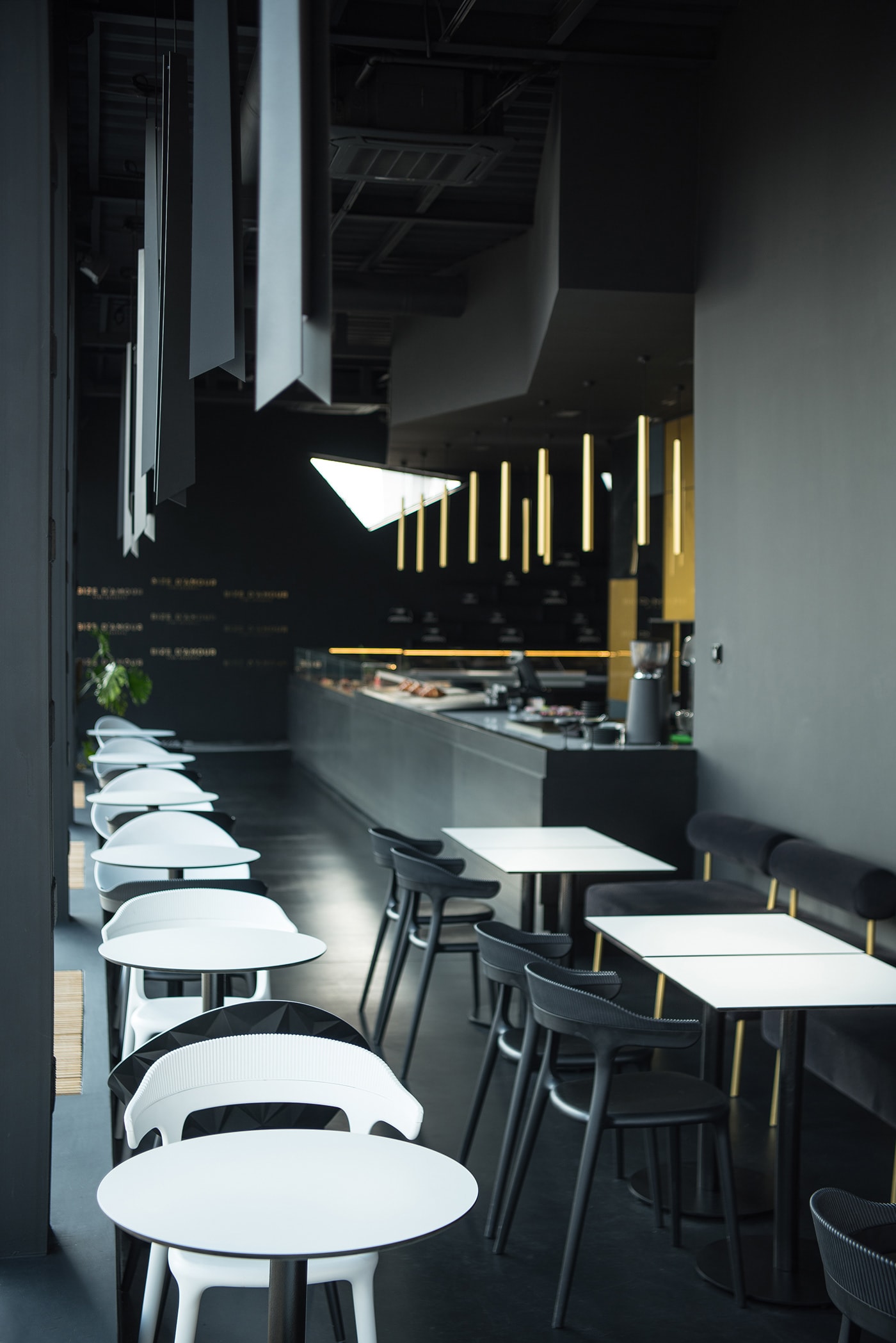 烏克蘭高級蛋糕店（餐飲）室內(nèi)設(shè)計案例，餐飲空間設(shè)計，餐飲家具設(shè)計，深圳空間設(shè)計，左右格局