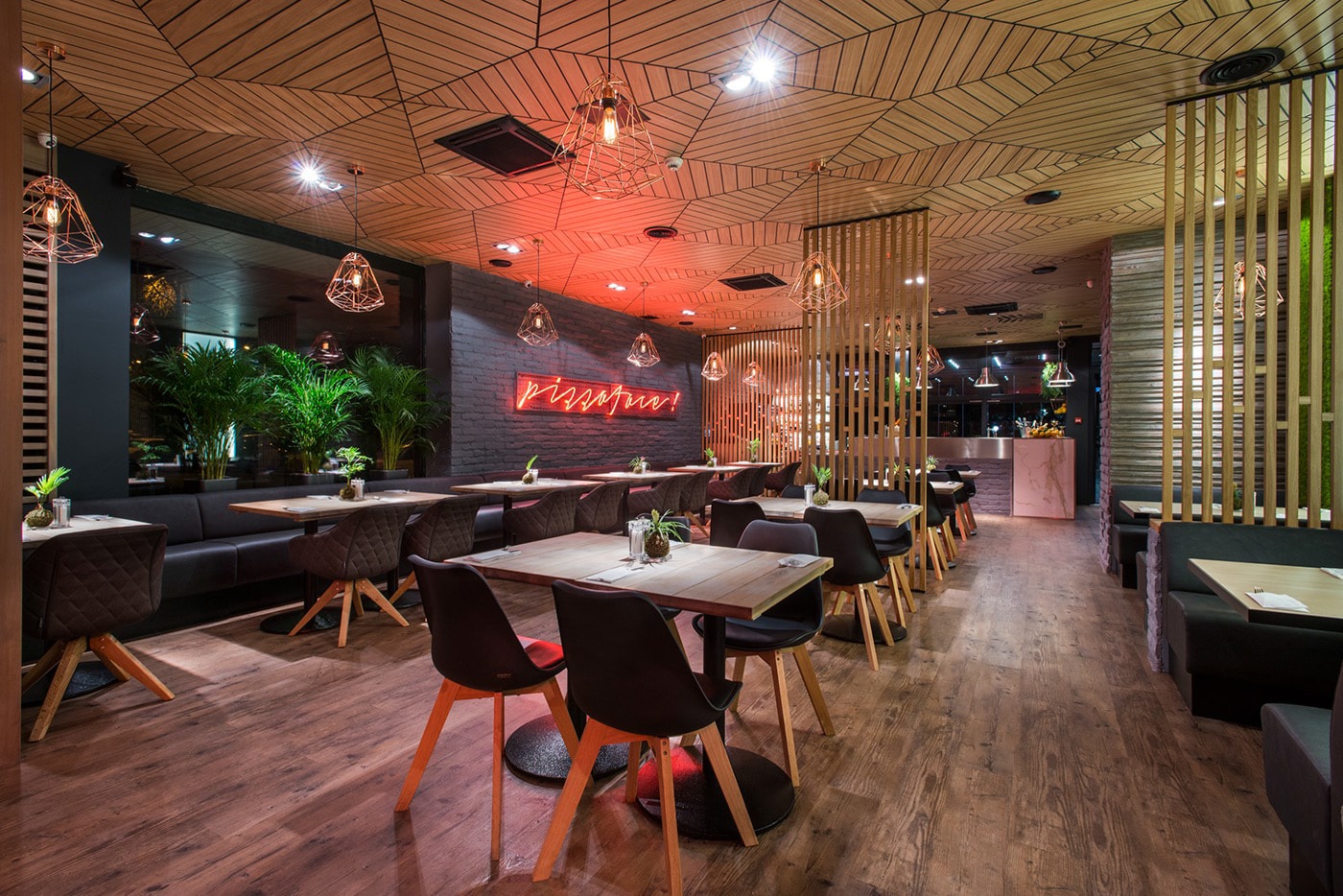 匈牙利知名連鎖酒吧餐廳空間設(shè)計(jì)，餐飲空間設(shè)計(jì)，餐廳品牌形象，深圳空間設(shè)計(jì)，左右格局